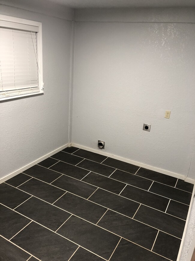 Building Photo - Updated Florence Park South Bungalow! 2 Be...