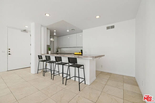 Building Photo - 10747 Wilshire Blvd