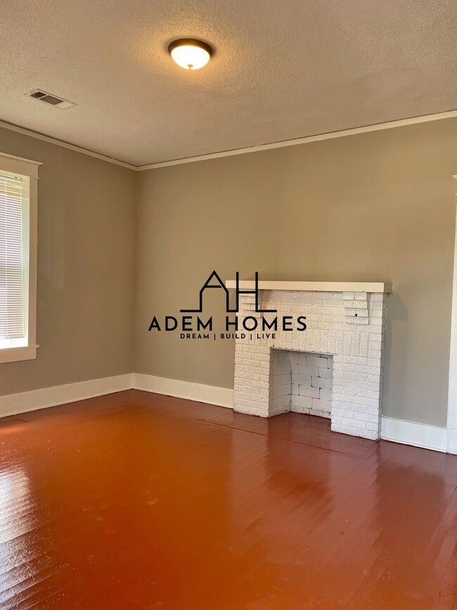Building Photo - Spacious 2 Bedroom Home in a Central Locat...