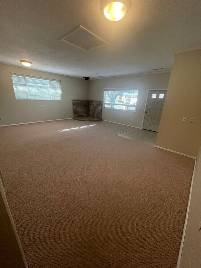 Building Photo - Amazing Freshly Updated Four Bedroom Two Bath Home In Amazing Lebanon Location!