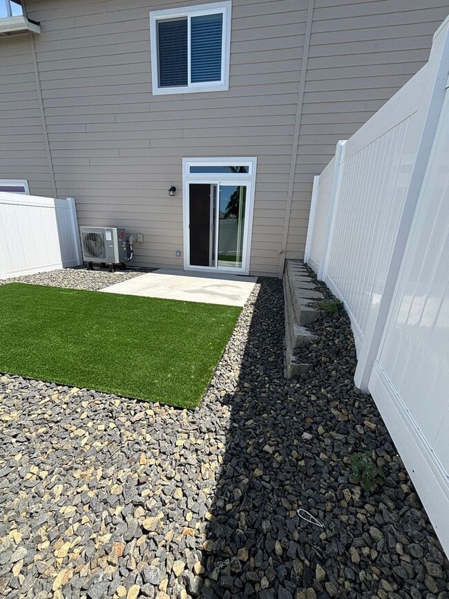 Building Photo - 3bd 2.5ba Townhome - Ready for Move-In