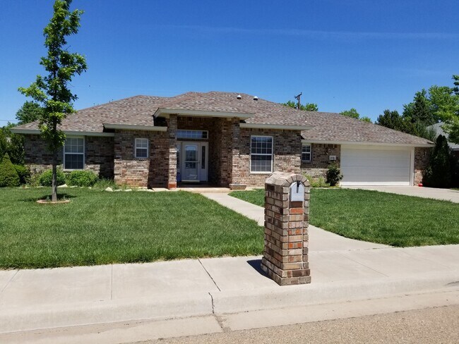 Building Photo - LARGE HOME IN ZIA SCHOOL DISTRICT