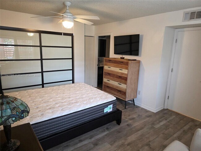 Building Photo - 1365 Crystal Way