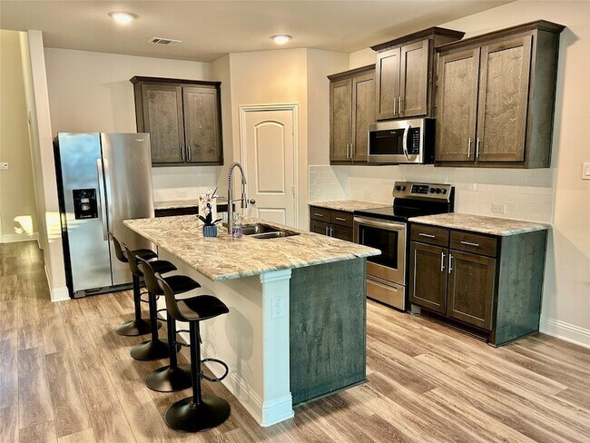Building Photo - 541 Firethorn Dr