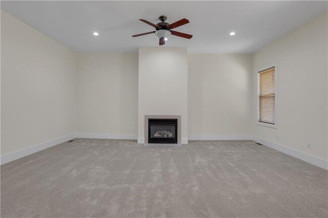 Building Photo - 3228 Silver Lake Dr NE