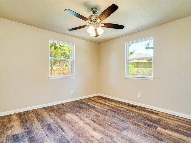 Building Photo - 18418 Lakeland Dr