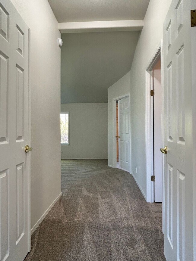 Building Photo - Large Single Family Home in Country with Office