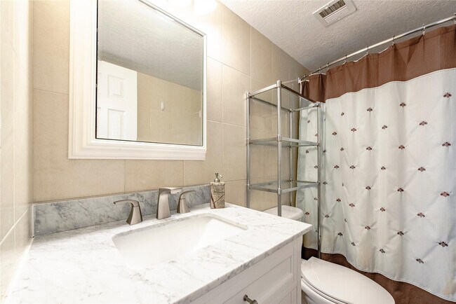 Building Photo - 1831 NE 38th St