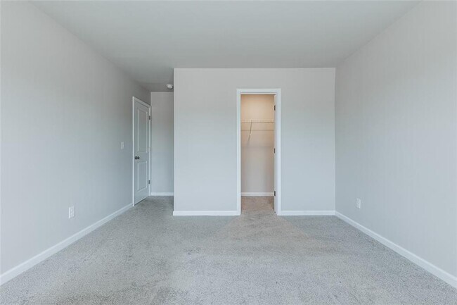 Building Photo - 9220 Golfview Cir