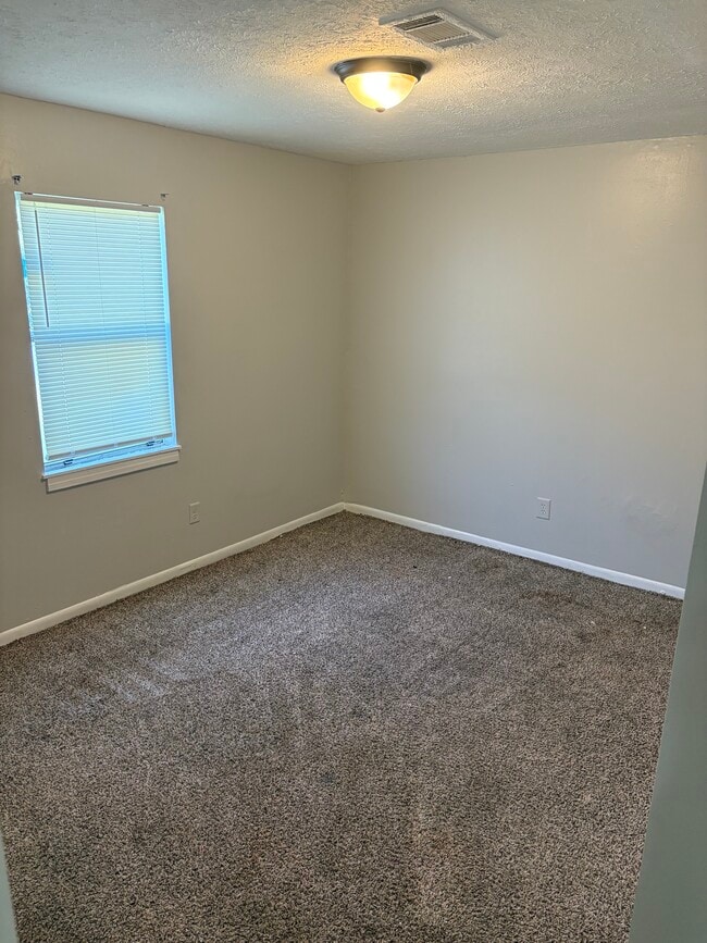 Building Photo - 3879 Southmont Dr