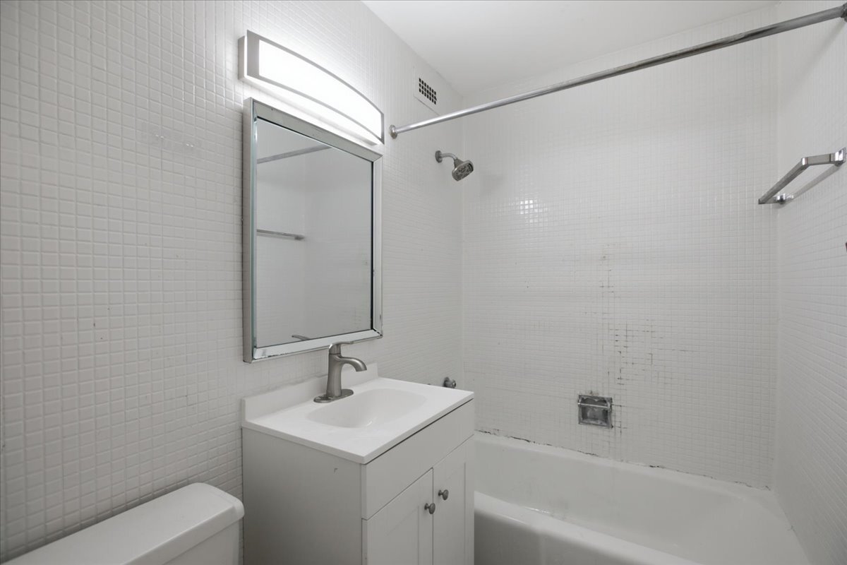 Building Photo - 1700 E 56th St