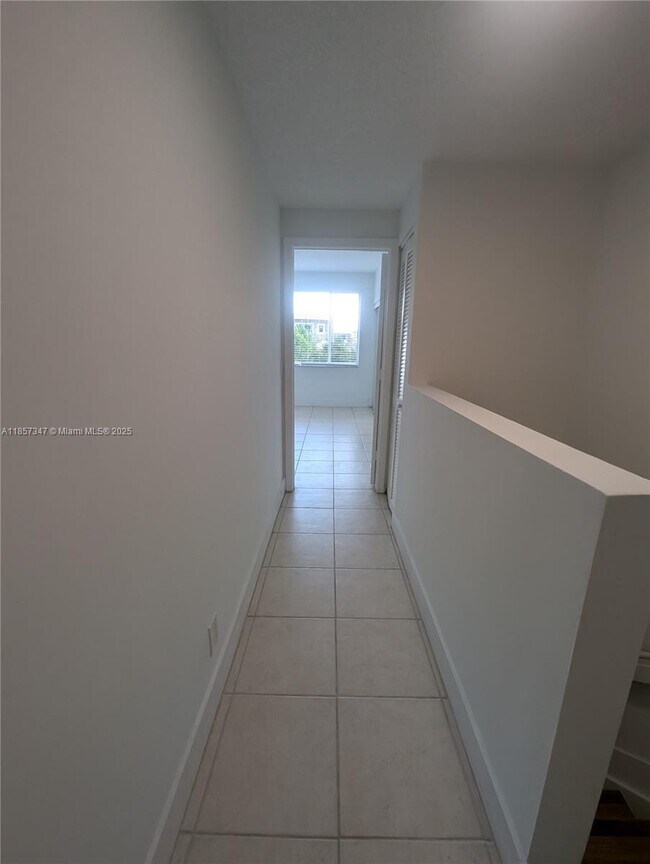 Building Photo - 16661 Hemingway Dr