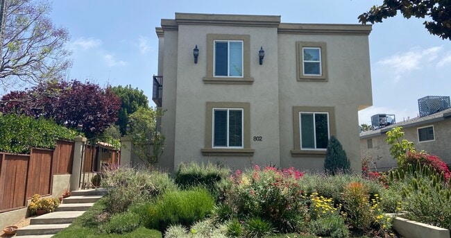 Building Photo - 802 Magnolia Ave