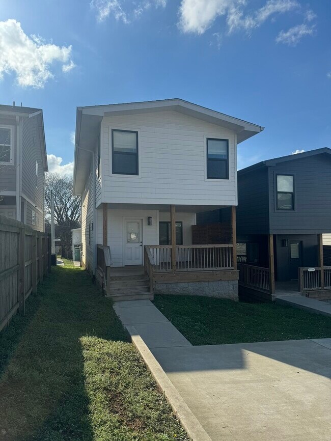 Building Photo - 1822 16th Ave N