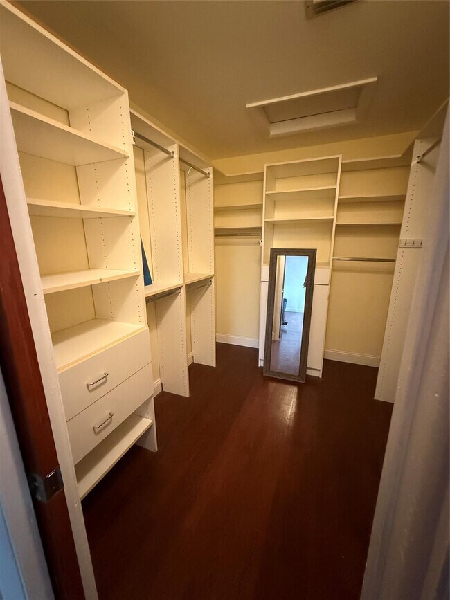 Building Photo - 619 Kensington Pl