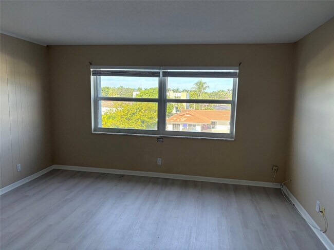 Building Photo - 2829 NE 33rd Ct