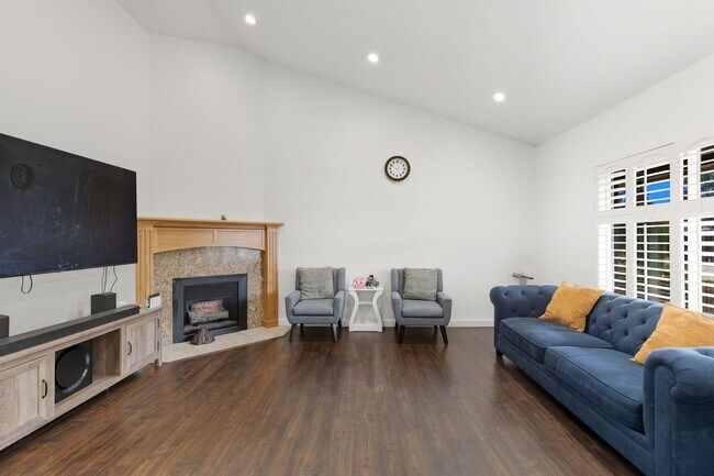 Building Photo - Welcome to elegant living in the heart of ...