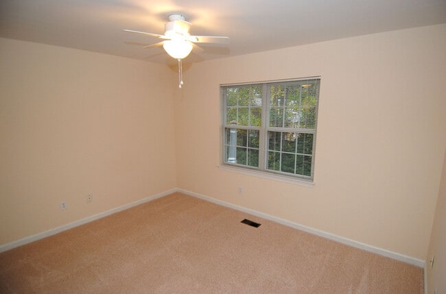 Building Photo - HEATHFIELD HALL- 3BD/2BA Townhome