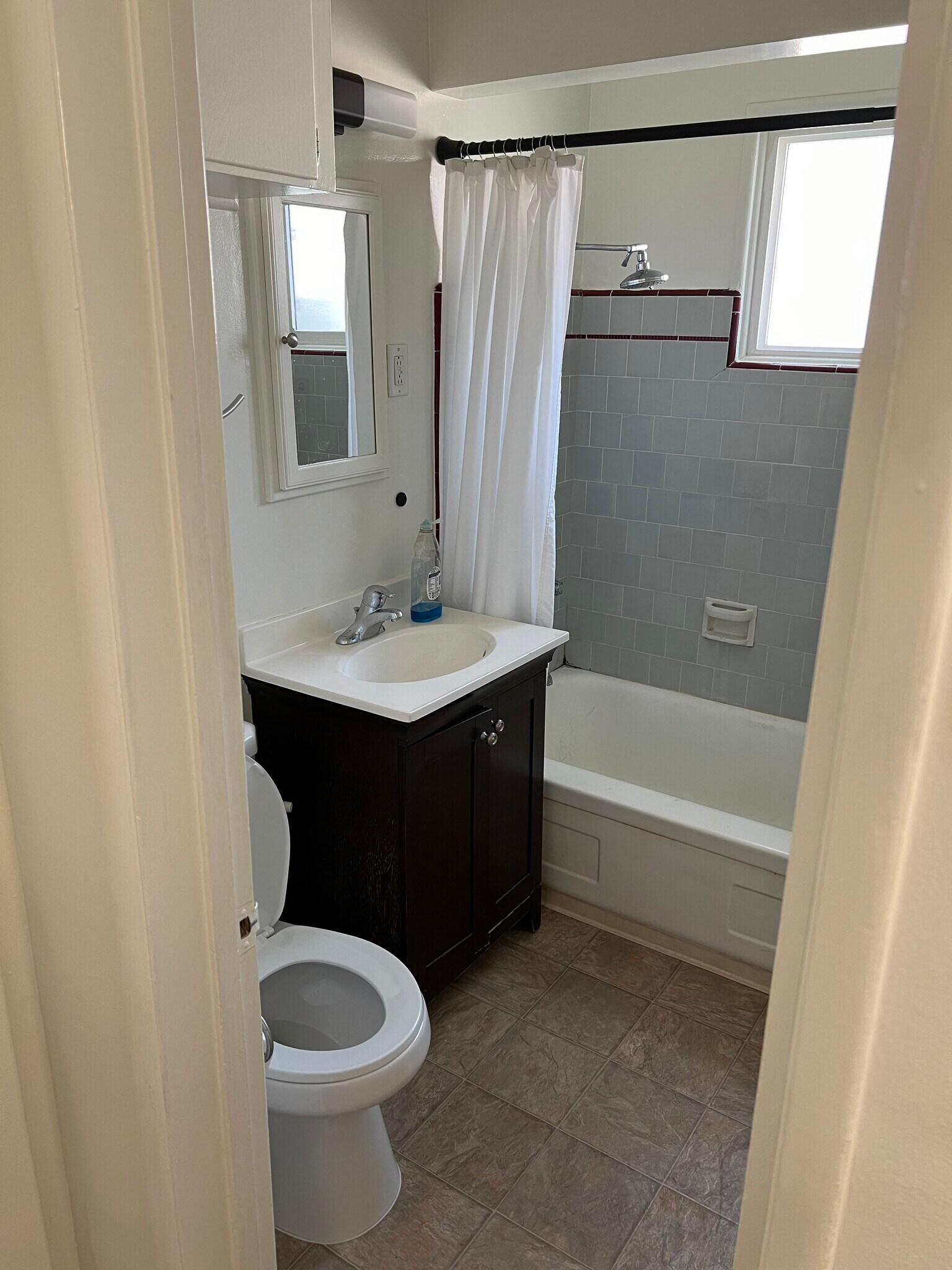 Building Photo - 2542 N Buena Vista St