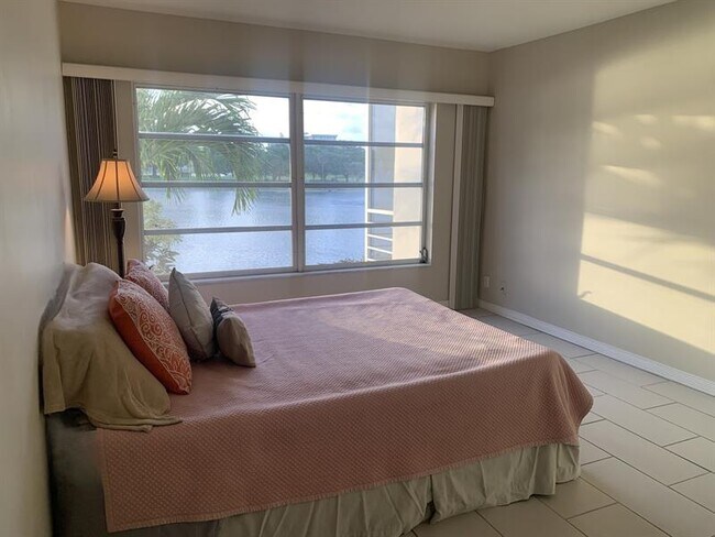 Building Photo - 2801 N Palm Aire Dr