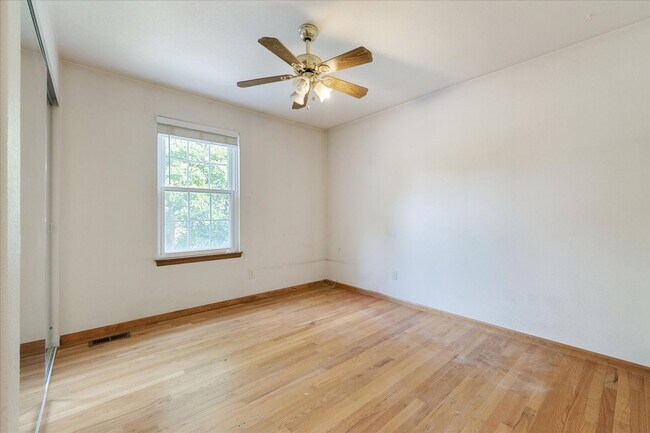 Building Photo - Gorgeous 5 Bedroom, 4 Bath Home on the Edg...