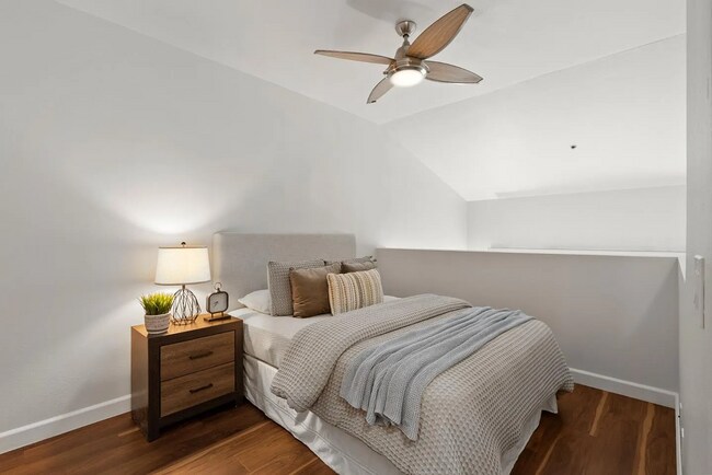 Building Photo - Loft Style Townhome w/no unit above or bel...