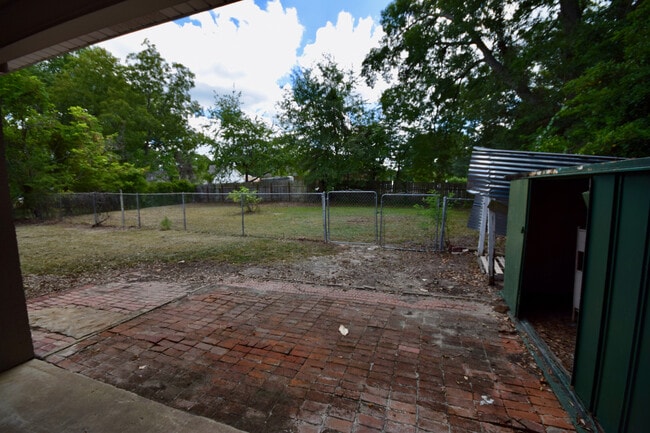 Building Photo - Spacious Home with lots of updates