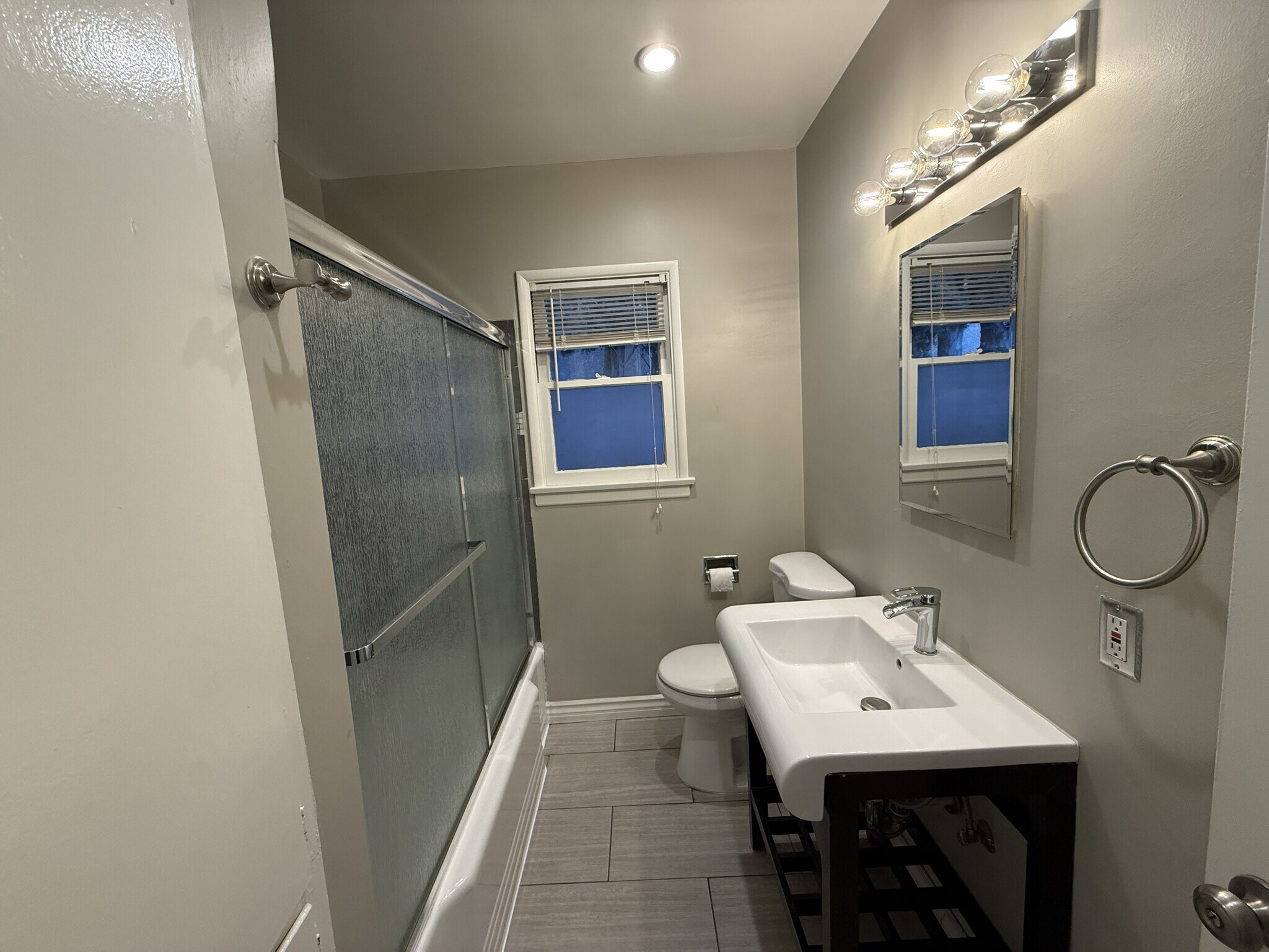 Bath - 10901 Huston St