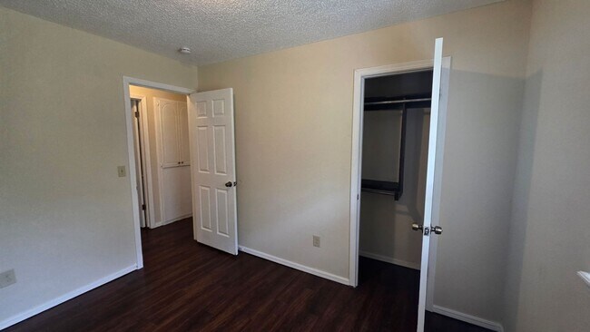 Building Photo - 3 Bed 1 bath home in MWC.