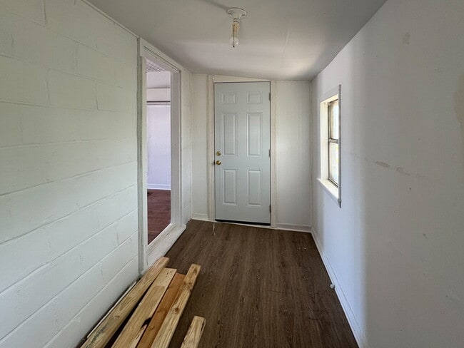 Building Photo - 1 Bedroom House for Lease