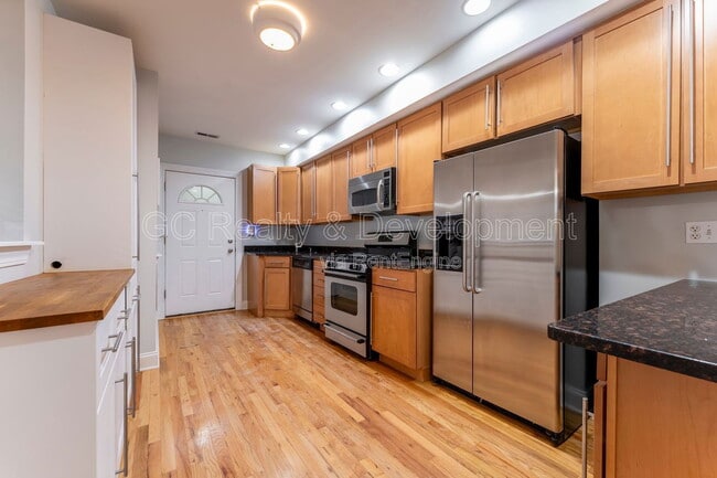 Building Photo - 816 W Sunnyside Ave