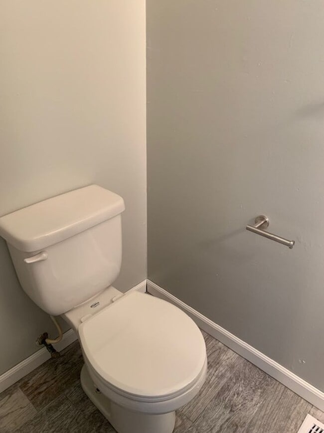 Building Photo - Modern & Traditional with Convenience