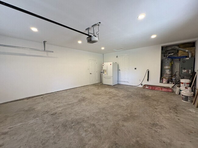 Building Photo - Stunning 4-Bedroom Home with Pool, Solar P...