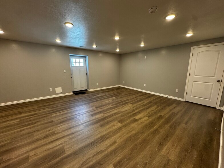 Primary Photo - 43 E Argyle Way