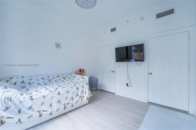 Building Photo - 3001 NE 185th St