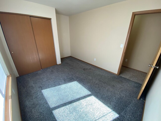 Building Photo - 4 Bed, 2 Bath Home!