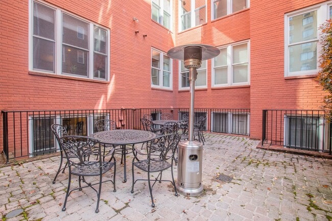 Building Photo - Amazing 1 BR/1 BA Condo in Dupont Circle!