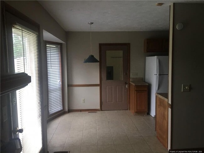 Building Photo - 6886 Kingsgate Dr