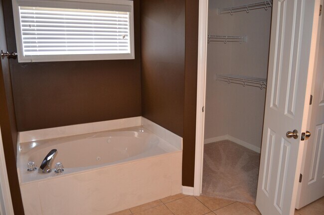 Building Photo - 12242 Stately Oaks Cove