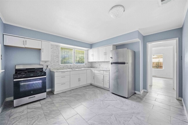 Building Photo - 5919 Van Fleet St