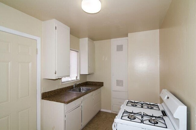 Building Photo - 2634 Desert St
