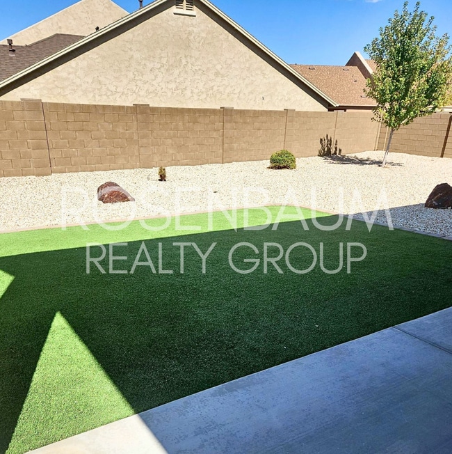 Building Photo - Gorgeous 3-bedrooms, 2-baths home tucked a...