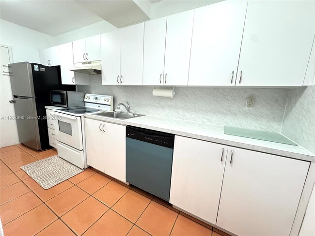 Building Photo - 100 Lincoln Rd