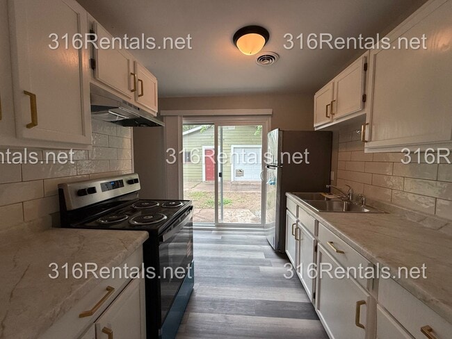 Building Photo - $1200 - NEWLY REMODELED 4 bedroom / 1 bathroom - Single Family Home