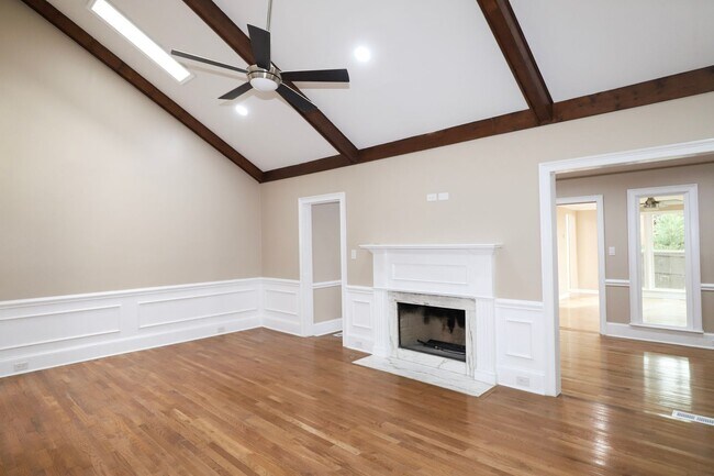 Building Photo - EXECUTIVE LUXURIOUS TOWNHOME
