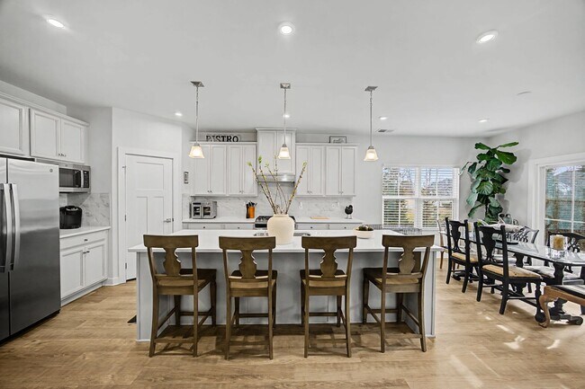 Building Photo - 4 Bedroom Executive Home located in Magnolia Green