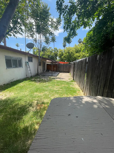 Private Backyard - 248 E 18th St