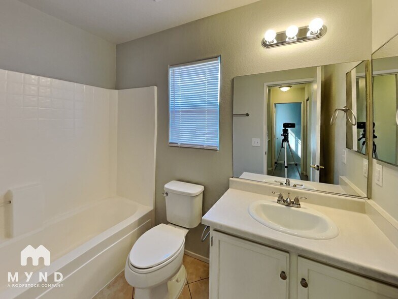 Building Photo - 2157 Clancy St