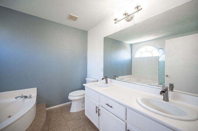 Building Photo - Silverado Ranch - Cul-de-sac.  Downstairs Bedroom and Bathroom