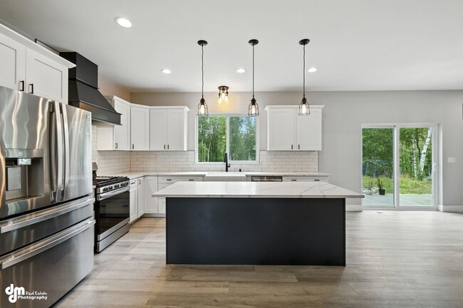Building Photo - Charming & Updated 4BD/2.5BA!